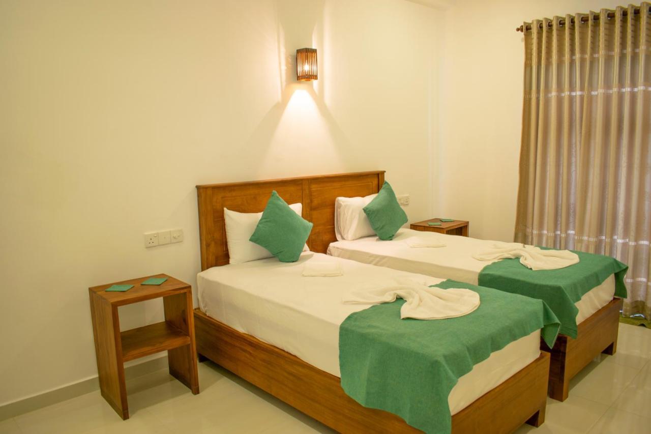 Lavinia Escapes Hotel Dehiwala-Mount Lavinia Exterior photo