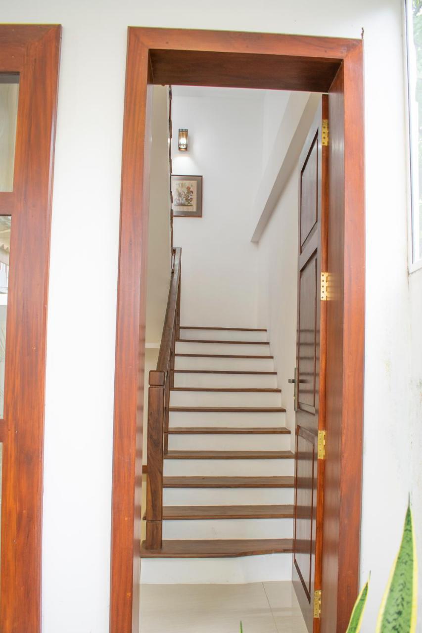 Lavinia Escapes Hotel Dehiwala-Mount Lavinia Exterior photo